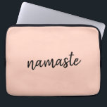 ナマステ |ピーチピンクのヨモダンガ瞑想 ラップトップスリーブ<br><div class="desc">、ミニシンプルマリススタイリッシュトの「ナマステ」引用文アートデザインモダン、パステルピーチのピンク色の背景に描かれた手書きのタイポグラフィ。ヨガバニーやピラテパーソナライズされたーズの恋人にぴったりの贈り物をするために、スローガンを自分の言葉で簡単に使うことができます。ナマステとは文字通り「あいさつ」の意味です。 ヴェダでは、ナマステは主に神に対する賛辞として起こる。しかし、使い方や意味は進化してきた。今日、世界中のヒンディー語話者の間で、ナマステは挨拶をシンプルするための挨拶です。ヨガのナマステでは、「あなたへの挨拶」、または「私の神があなたの神に敬意を表す」という凝った表現になる。次にヨガの授業来を終え、ハートの上に手を合わせるときは、この単語の意味を調べなさい。</div>
