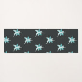 ナマステ。 戦士の姿勢の青のはすの花のロゴ ヨガマット (裏面(横))