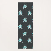 ナマステ。 戦士の姿勢の青のはすの花のロゴ ヨガマット (裏面)