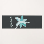 ナマステ。 戦士の姿勢の青のはすの花のロゴ ヨガマット (正面(横))