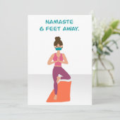 ナマステ、６フィート離れて - 検疫ヨガ - Covid19 サンキューカード (スタンド正面)