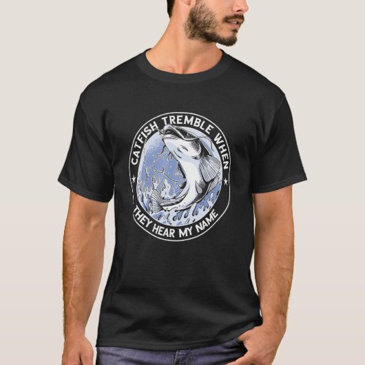 ナマズが震える釣り人 キャットフィッシング ナマズ釣り Tシャツ (正面)