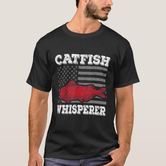 ナマズのささやき手 アメリカナマズの狩人 Tシャツ (正面)