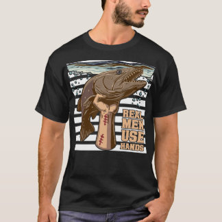 ナマズを素手で釣る 本物の男は手を使う Tシャツ