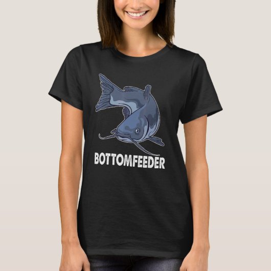 ナマズ釣りをする漁師のための底魚 Tシャツ (正面)