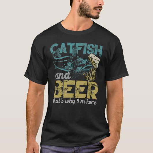 ナマズ釣り ナマズ ビール それが私がここにいる理由 Tシャツ (正面)