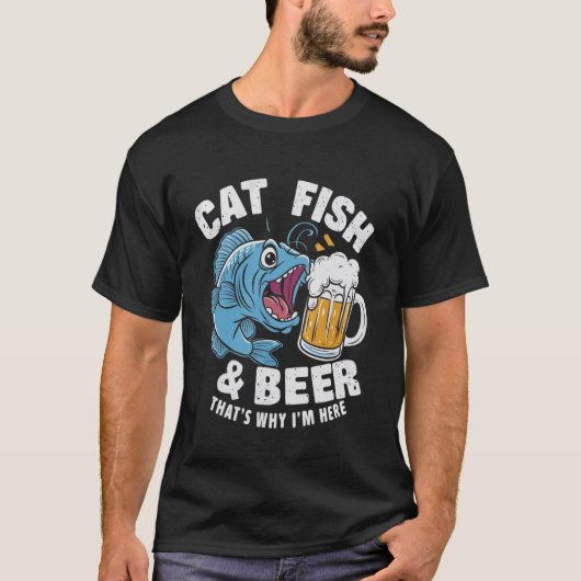 ナマズ釣り ナマズ ビール だからここにいる Tシャツ (正面)