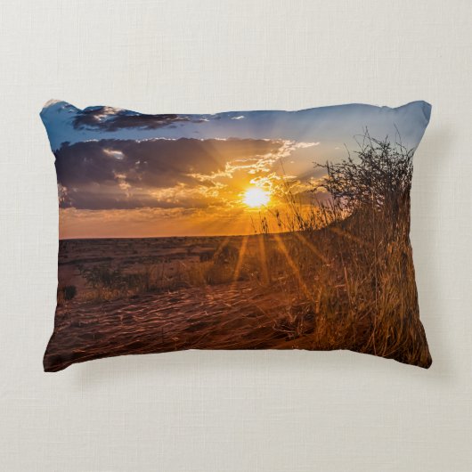 ナミビアのカラハリ砂漠に沈む夕日 アクセントクッション (正面)