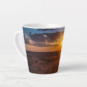 ナミビアのカラハリ砂漠に沈む夕日 カフェラテマグ (左アングル)