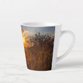 ナミビアのカラハリ砂漠に沈む夕日 カフェラテマグ (右)