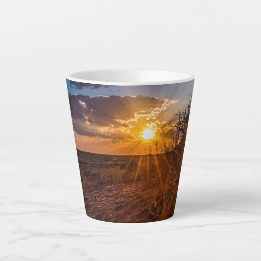 ナミビアのカラハリ砂漠に沈む夕日 カフェラテマグ (正面)