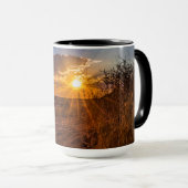 ナミビアのカラハリ砂漠に沈む夕日 マグカップ (正面右)