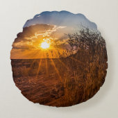 ナミビアのカラハリ砂漠に沈む夕日 ラウンドクッション (正面)