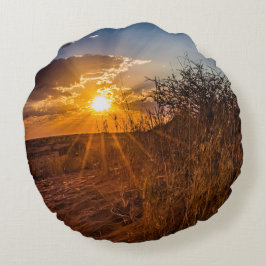 ナミビアのカラハリ砂漠に沈む夕日 ラウンドクッション