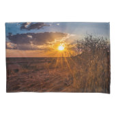 ナミビアのカラハリ砂漠に沈む夕日 枕カバー (正面)