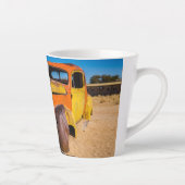 ナミビアのソリティアにある古い廃車 カフェラテマグ (右)