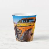 ナミビアのソリティアにある古い廃車 カフェラテマグ (正面)