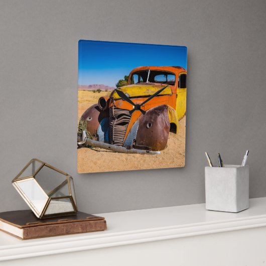 ナミビアのソリティアにある古い廃車 スクエア壁時計 (オフィス)