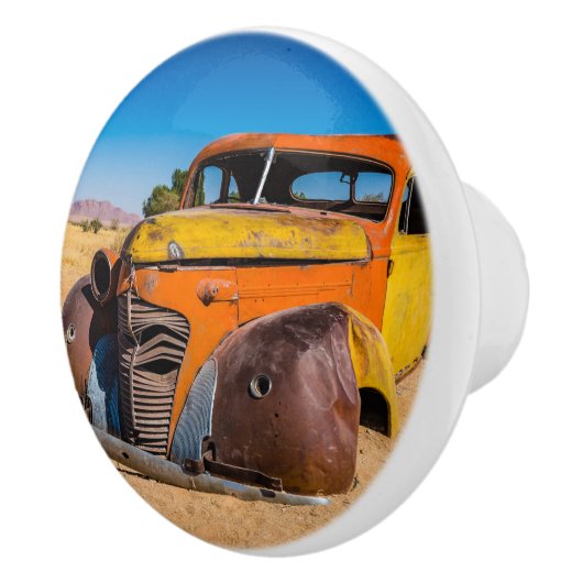 ナミビアのソリティアにある古い廃車 セラミックノブ (右)