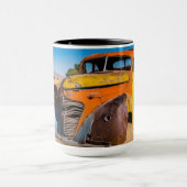 ナミビアのソリティアにある古い廃車 マグカップ (中央)