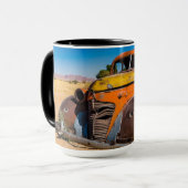 ナミビアのソリティアにある古い廃車 マグカップ (正面左)