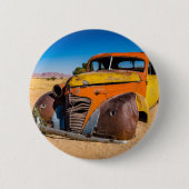 ナミビアのソリティアにある古い廃車 缶バッジ (正面)