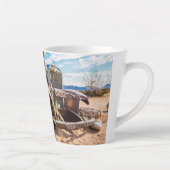 ナミビアのソリティアにある古くて捨てられた#3車 カフェラテマグ (右)