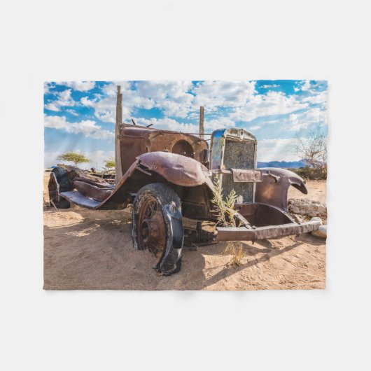 ナミビアのソリティアにある古くて捨てられた#3車 フリースブランケット (正面(横))