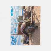 ナミビアのソリティアにある古くて捨てられた#3車 フリースブランケット (正面)