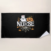 ナースおもしろいハロウィーン幽霊デザインエッセンシャルTシ ビーチタオル (正面)