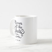 ナースがショットを呼ぶ – 白黒 コーヒーマグカップ (正面左)