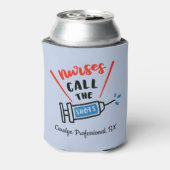 ナースがショットを呼ユーモアのあるび出すパーソナライズされた 缶クーラー (缶裏面)