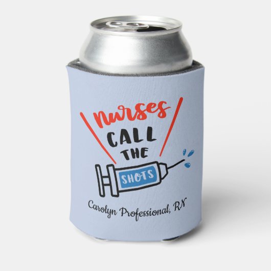 ナースがショットを呼ユーモアのあるび出すパーソナライズされた 缶クーラー (缶裏面)