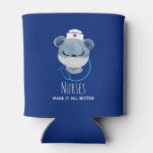 ナースがマスクされたクマのイラストレーションを向上 缶クーラー (裏面)