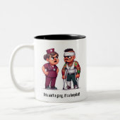 ナースが厳しい集団の患者を教育する ツートーンマグカップ (左)