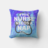 ナースが必要昼寝おもしろい引用文モノグラム クッション (正面)