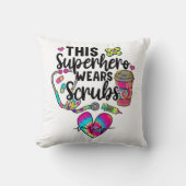 ナースこのスーパーヒーローはスクラブを着ている クッション (正面)