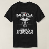 ナースであることは名誉であるSTEPDADは価格である Tシャツ (デザイン正面)
