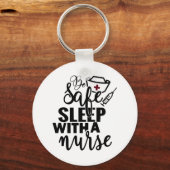ナースで安全に眠る – おもしろいナース キーホルダー (正面)