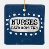 ナースにより多くのおもしろいオーナメント セラミックオーナメント (裏面)