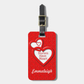 ナースにハートの赤いハートがあります ラゲッジタグ (正面縦)