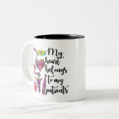 ナースのハートは自分の患者に属している ツートーンマグカップ (正面左)