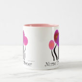 ナースの従業者のギフトのアートな木のデザイン ツートーンマグカップ (中央)