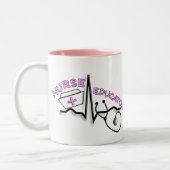 ナースの教育者QRSおよびナースの帽子のデザイン ツートーンマグカップ (左)