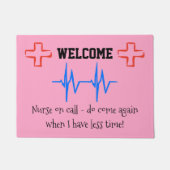 ナースの歓迎されたおもしろいメッセージ ドアマット (正面)
