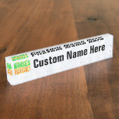 ナースの石の、オレンジまたは緑のおもしろいのナース デスクネームプレート (側面)