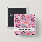 ナースの芸術のピンクの名前パーソナライズなPinのバッジを愛して下さい 缶バッジ (正面&裏面)