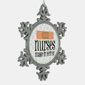 ナースはそれをよりよく、かわいいナースの包帯させます スノーフレークピューターオーナメント (左)