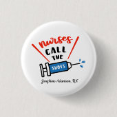 ナースはショットを名前でパーソナライズ 缶バッジ (正面)