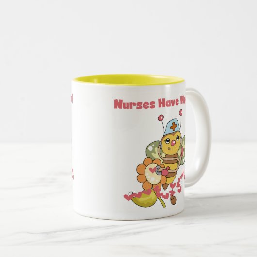 ナースはハートのマグを持っています ツートーンマグカップ (正面右)